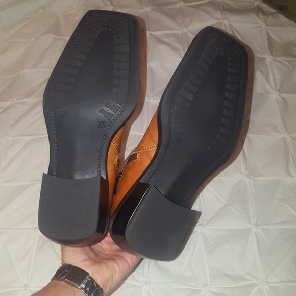 Adorable brown boots! - Picture 3 of 7